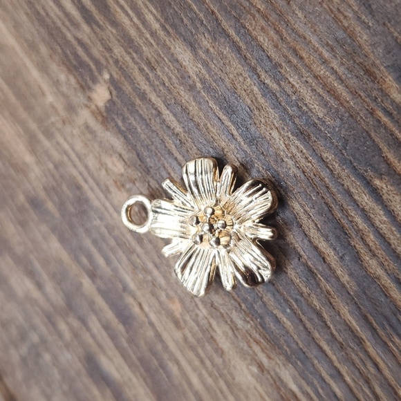 Blooming poinsettia charm P105 - Picture 1 of 1